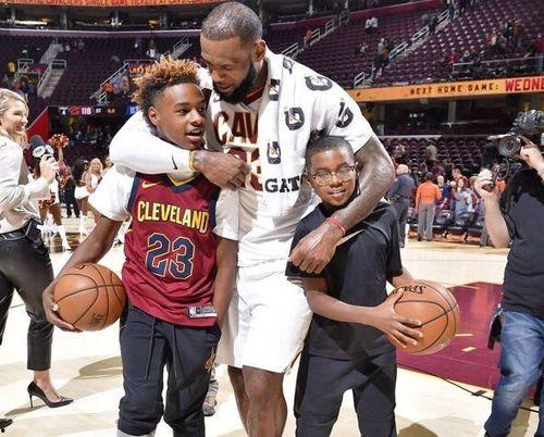 詹姆斯布朗尼吃瓜,揭秘篮球巨星背后的趣味瞬间