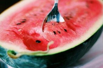 吃瓜需要挖着吃,揭秘吃瓜新潮流——挖着吃，尽享夏日清爽