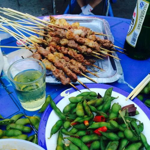 吃夜宵顺带吃瓜,瓜香四溢，尽享美食与娱乐的双重盛宴