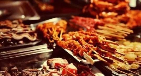 吃夜宵顺带吃瓜,瓜香四溢，尽享美食与娱乐的双重盛宴