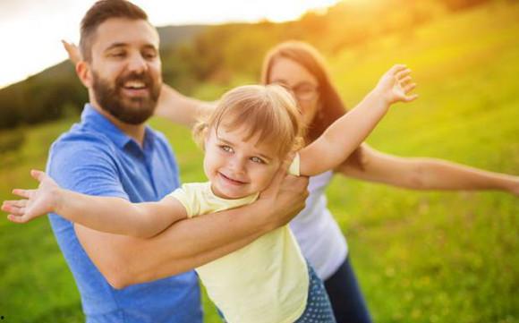 爸爸带儿子吃瓜,温馨亲子时光