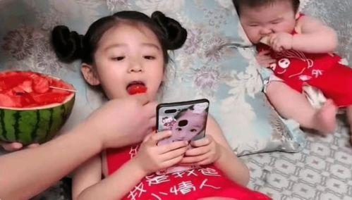 爸爸带儿子吃瓜,温馨亲子时光