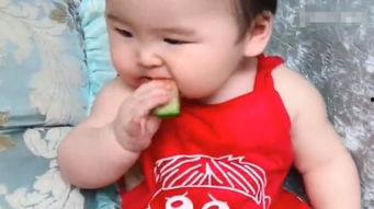 爸爸带儿子吃瓜,温馨亲子时光