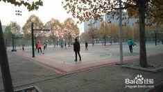 黄淮学院操场吃瓜,校园生活新风尚