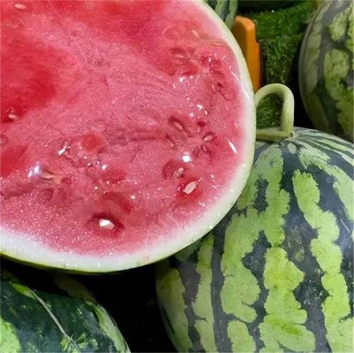 3岁小孩吃麒麟瓜,萌态可掬萌翻众人