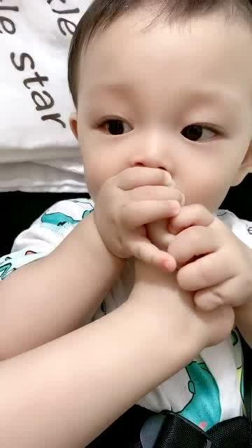 宝宝吃瓜啃猪蹄,瓜果飘香与猪蹄诱惑