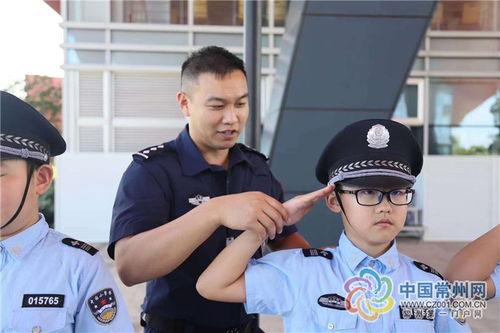 穿小警服吃瓜,小警员吃瓜趣事一箩筐