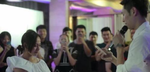 群众吃瓜唱歌的视频,群众欢乐共享的夏日时光