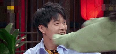 两人直播吃瓜,揭秘网红美食背后的故事